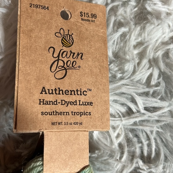 Beautiful Yarn with Sparkles!!! Superwash Merino Wool in gorgeous color! - Picture 2 of 6